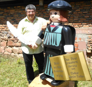 Jürgen Poth mit lebensgroßer Lutherspielfigur
