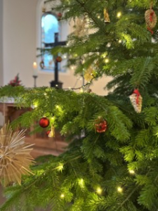 Stern am Weihnachtsbaum in der Evangelischen Michaelskirche Mainz-Kostheim