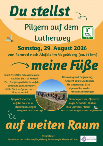 Pilgernde Menschen mit Kreuz